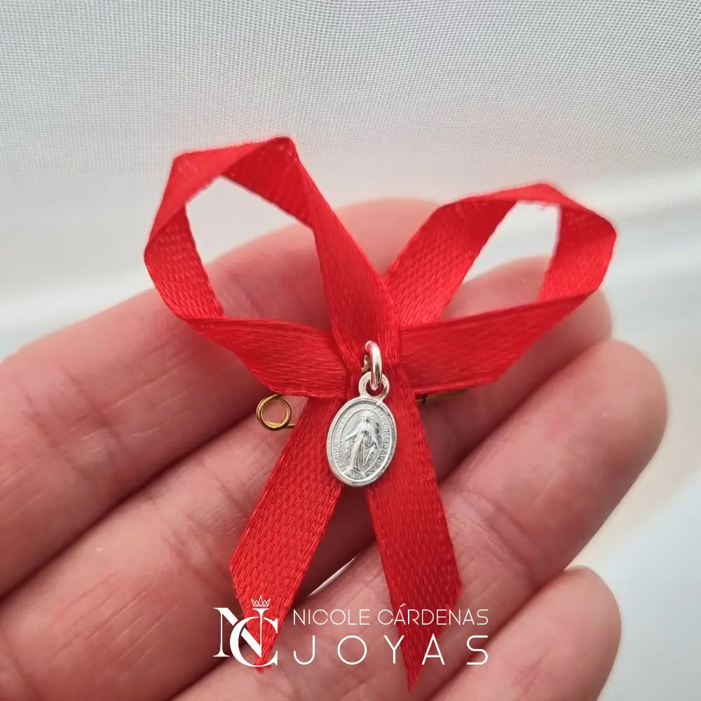 PRENDEDOR VIRGEN MILAGROSA CON CINTA ROJA