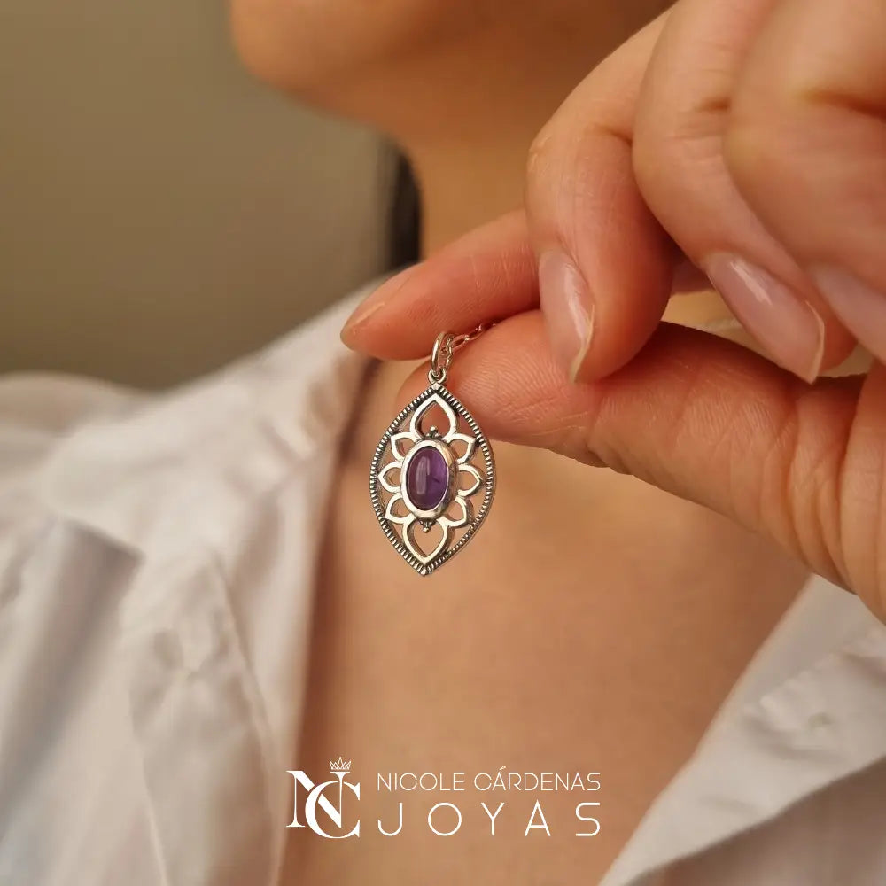 COLLAR OVALADO CON FLOR AMATISTA
