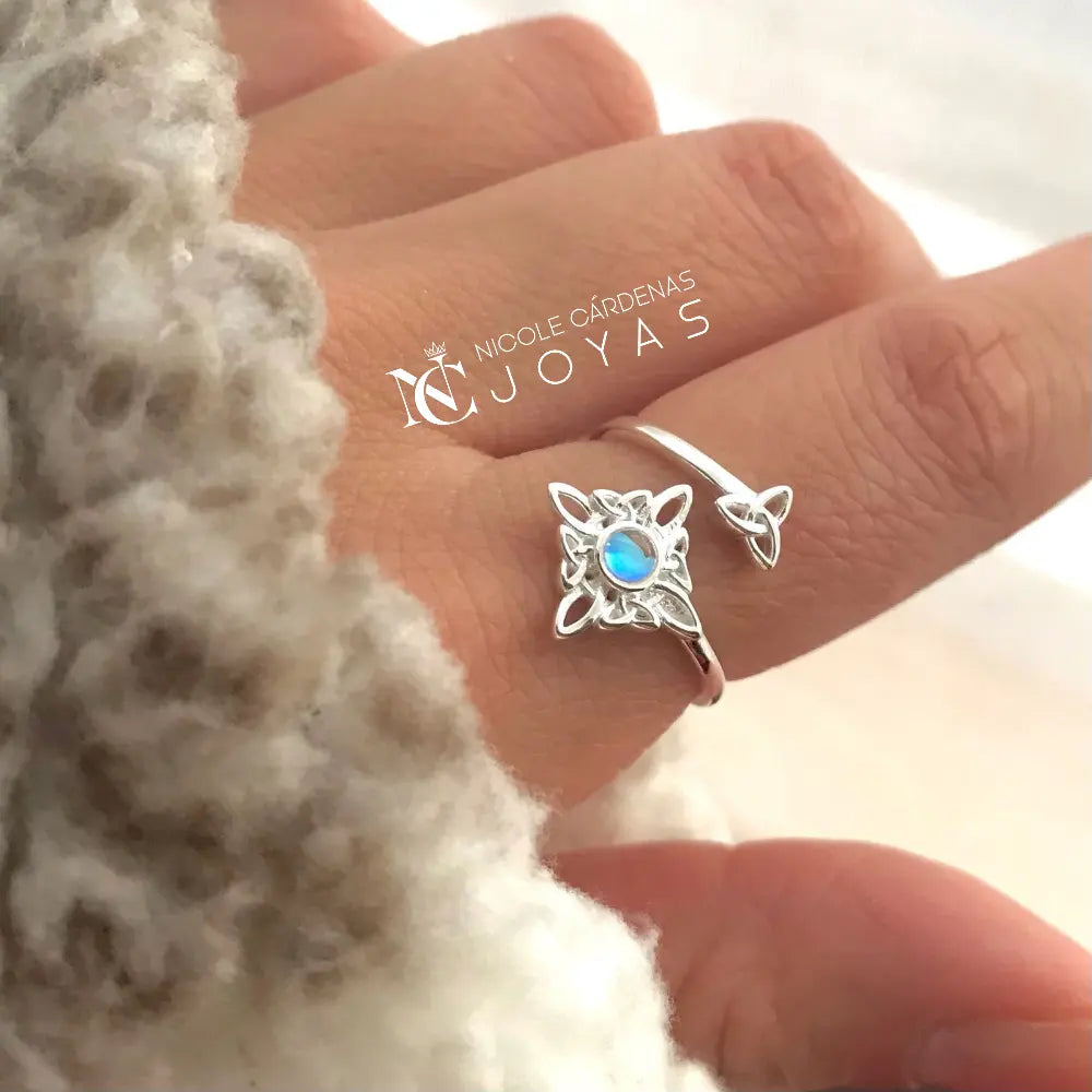 ANILLO NUDO DE BRUJAS CON PIEDRA LUNA Y TRIQUETA