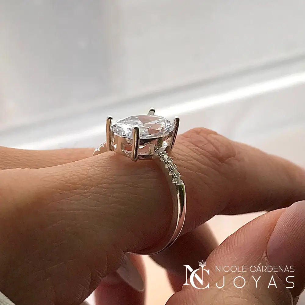ANILLO CIRCÓN OVALADO CON MICROCIRCONES