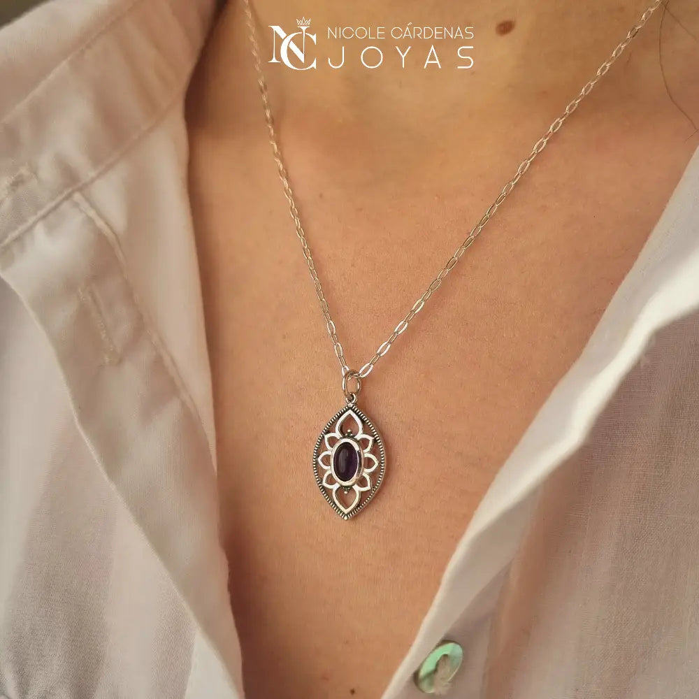 COLLAR OVALADO CON FLOR AMATISTA