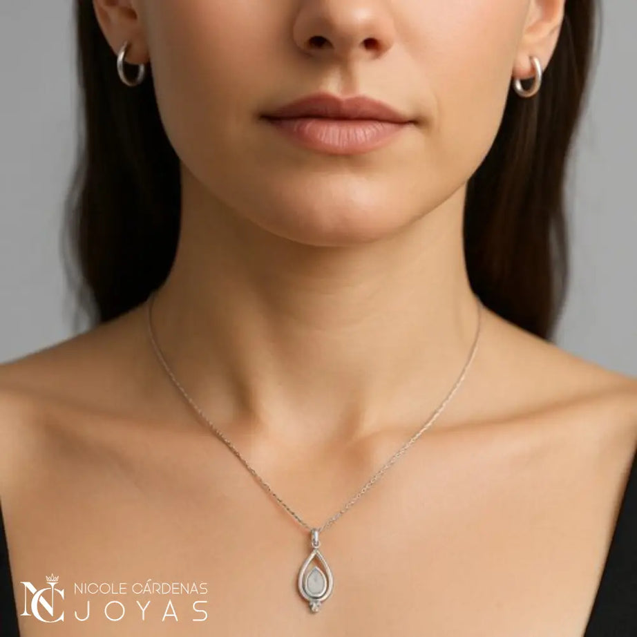 COLLAR GOTA CON PIEDRA LUNA