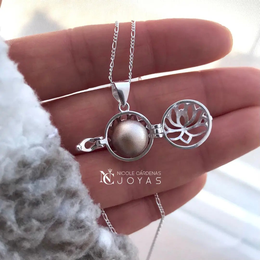 COLLAR LLAMADOR DE ÁNGELES FLOR DE LOTO 13 MM