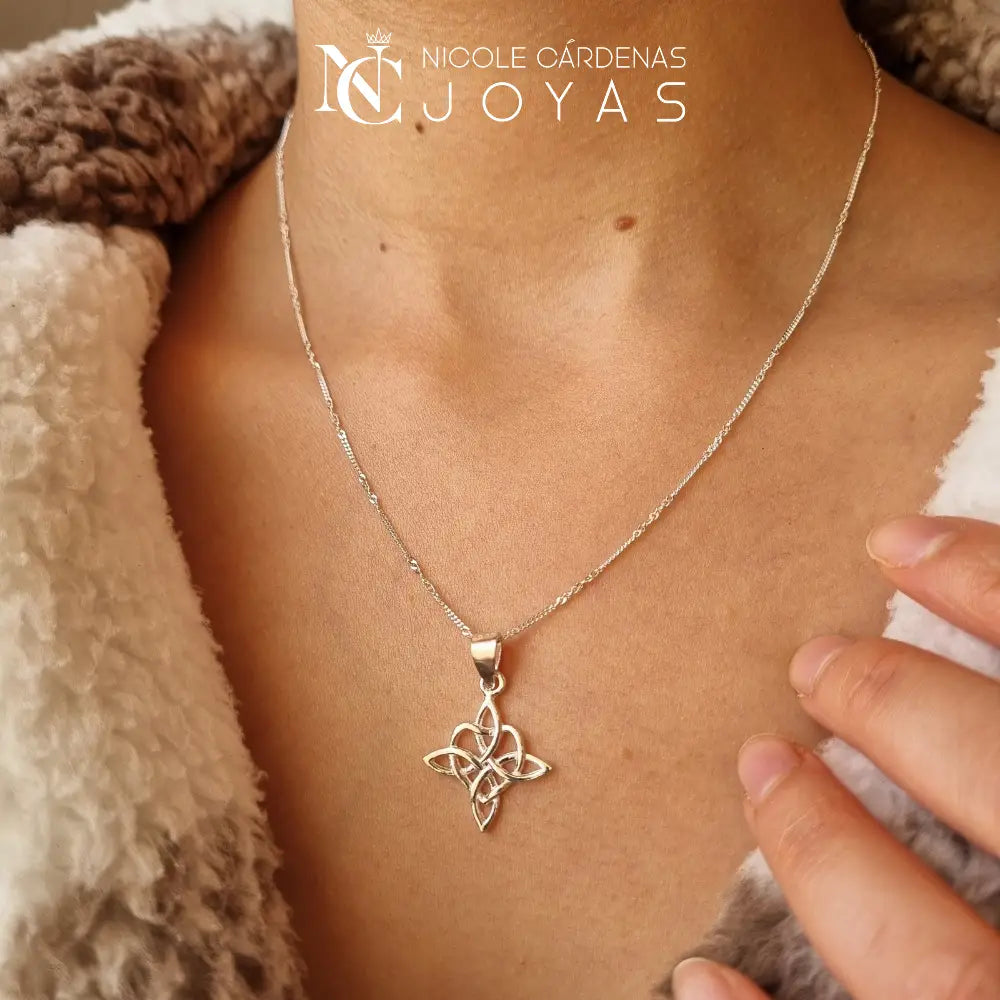 COLLAR NUDO DE BRUJAS CORAZÓN