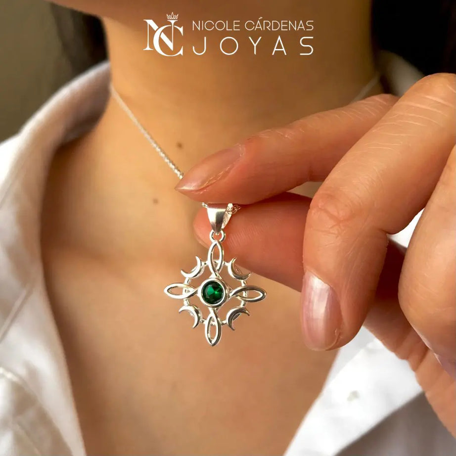 COLLAR NUDO DE BRUJAS CON CIRCÓN ESMERALDA