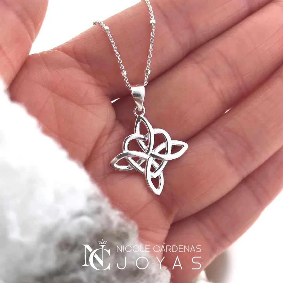 COLLAR NUDO DE BRUJAS CORAZÓN