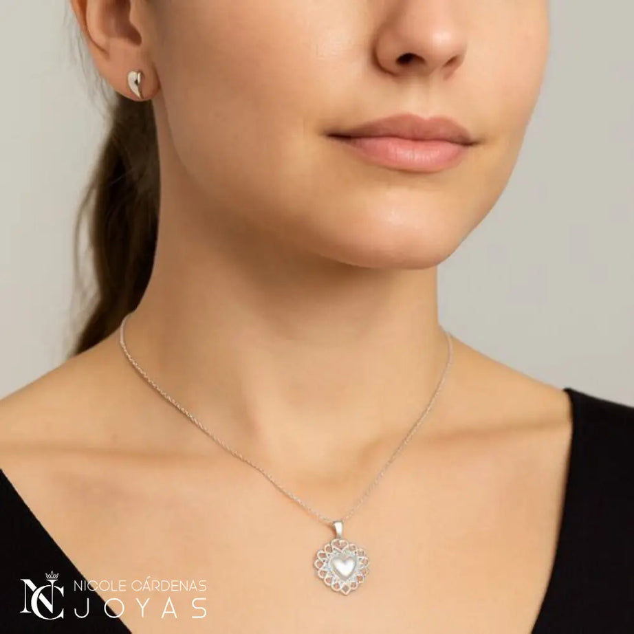 COLLAR CORAZÓN DETENTE