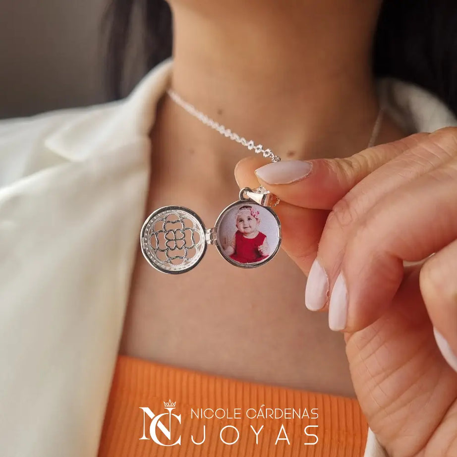 RELICARIO CIRCULAR FLOR CON MICRO CIRCONES