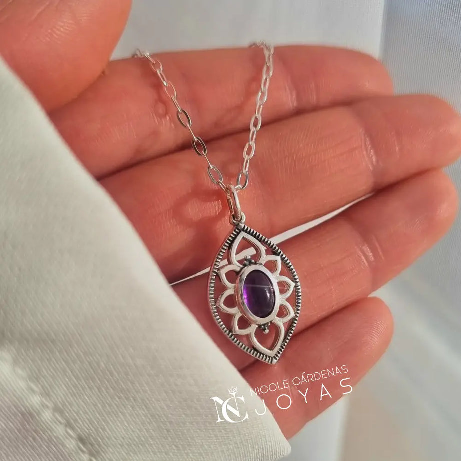 COLLAR OVALADO CON FLOR AMATISTA