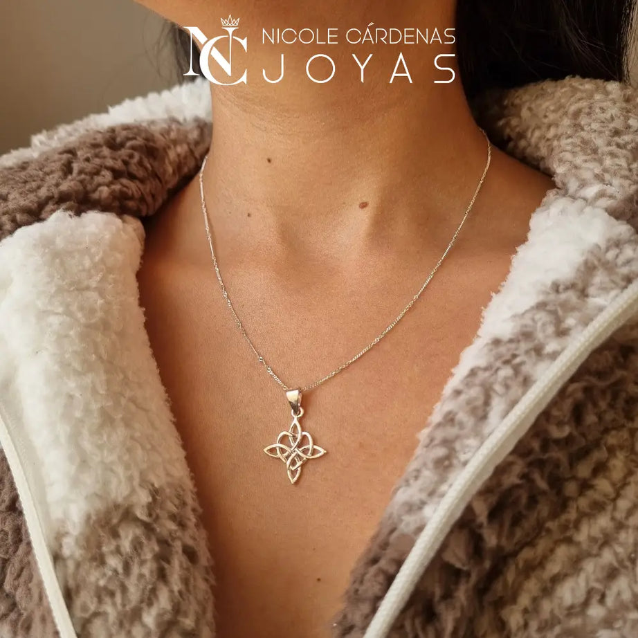 COLLAR NUDO DE BRUJAS CORAZÓN