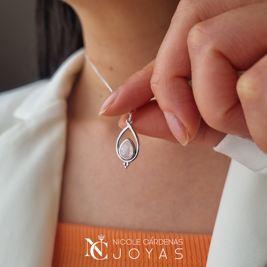 COLLAR GOTA CON PIEDRA LUNA