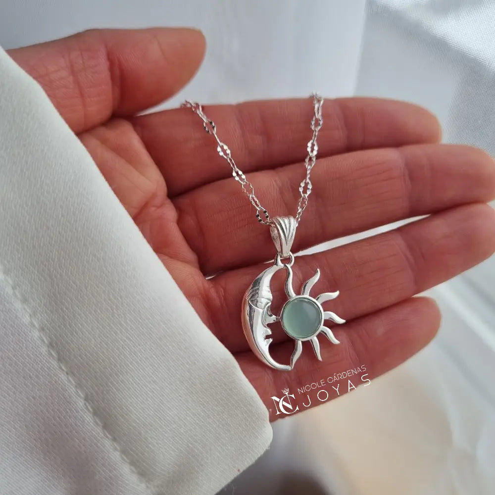 COLLAR SOL Y LUNA CON PIEDRA CALCEDONIA