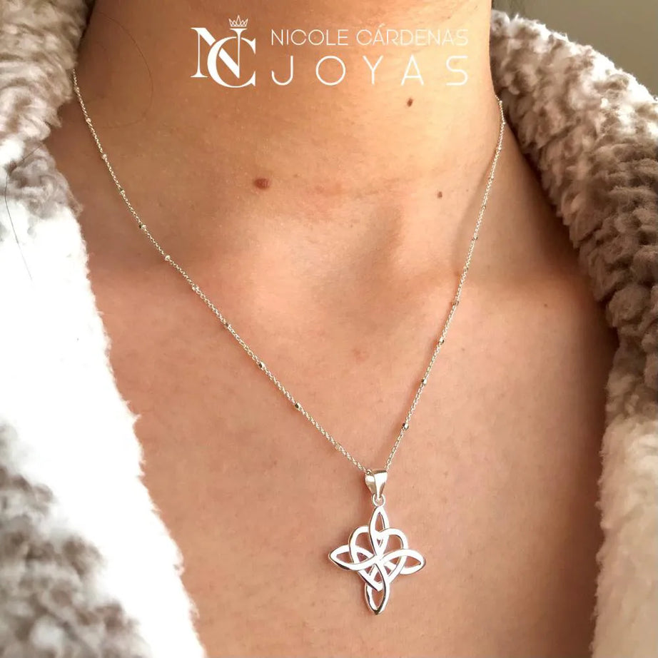 COLLAR NUDO DE BRUJAS CORAZÓN