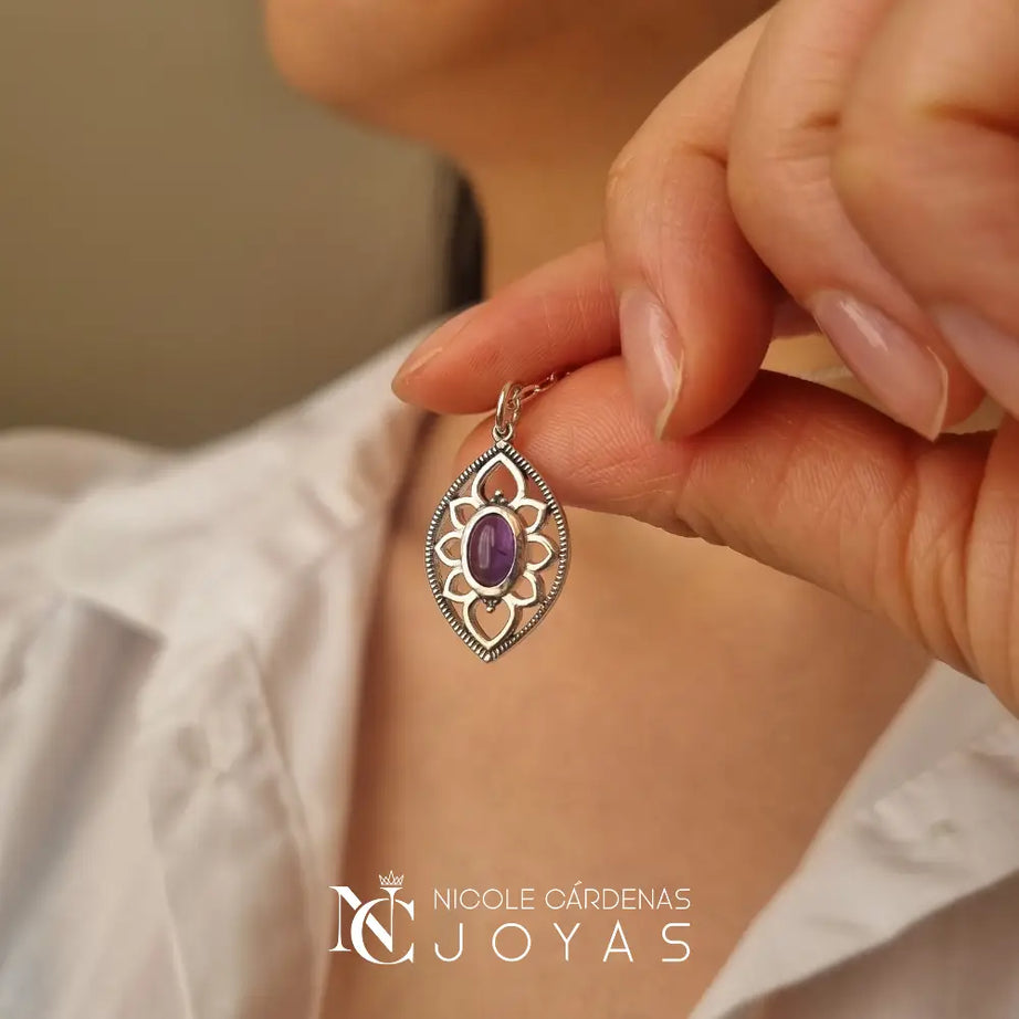 COLLAR OVALADO CON FLOR AMATISTA
