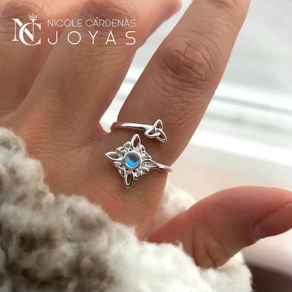 ANILLO NUDO DE BRUJAS CON PIEDRA LUNA Y TRIQUETA