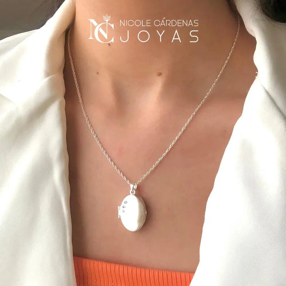 RELICARIO OVALADO CON APLICACIÓN DE CIRCONES