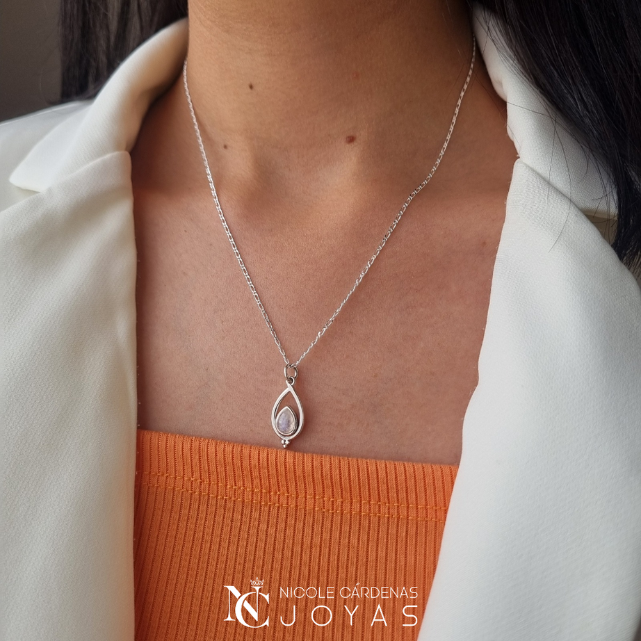 COLLAR GOTA CON PIEDRA LUNA