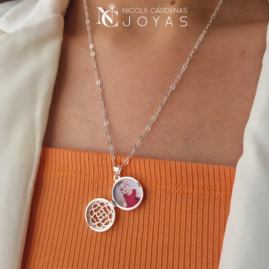 RELICARIO CIRCULAR FLOR CON MICRO CIRCONES