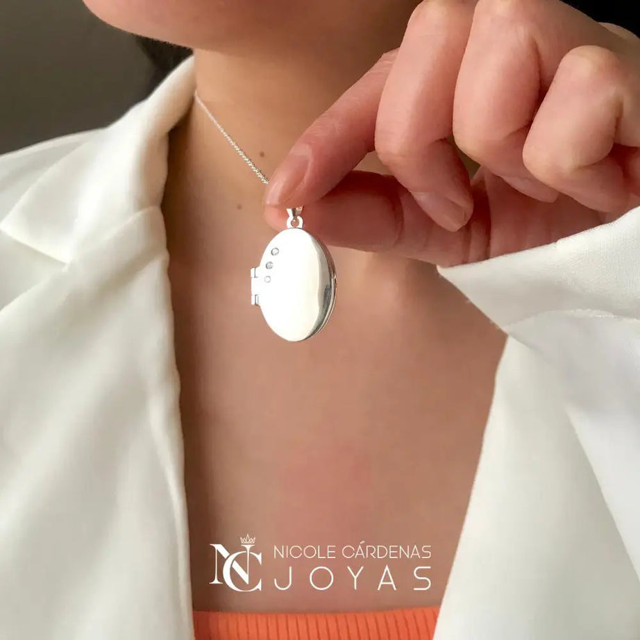 RELICARIO OVALADO CON APLICACIÓN DE CIRCONES