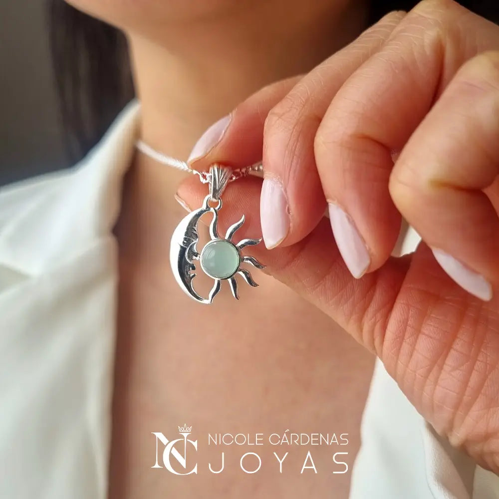 COLLAR SOL Y LUNA CON PIEDRA CALCEDONIA