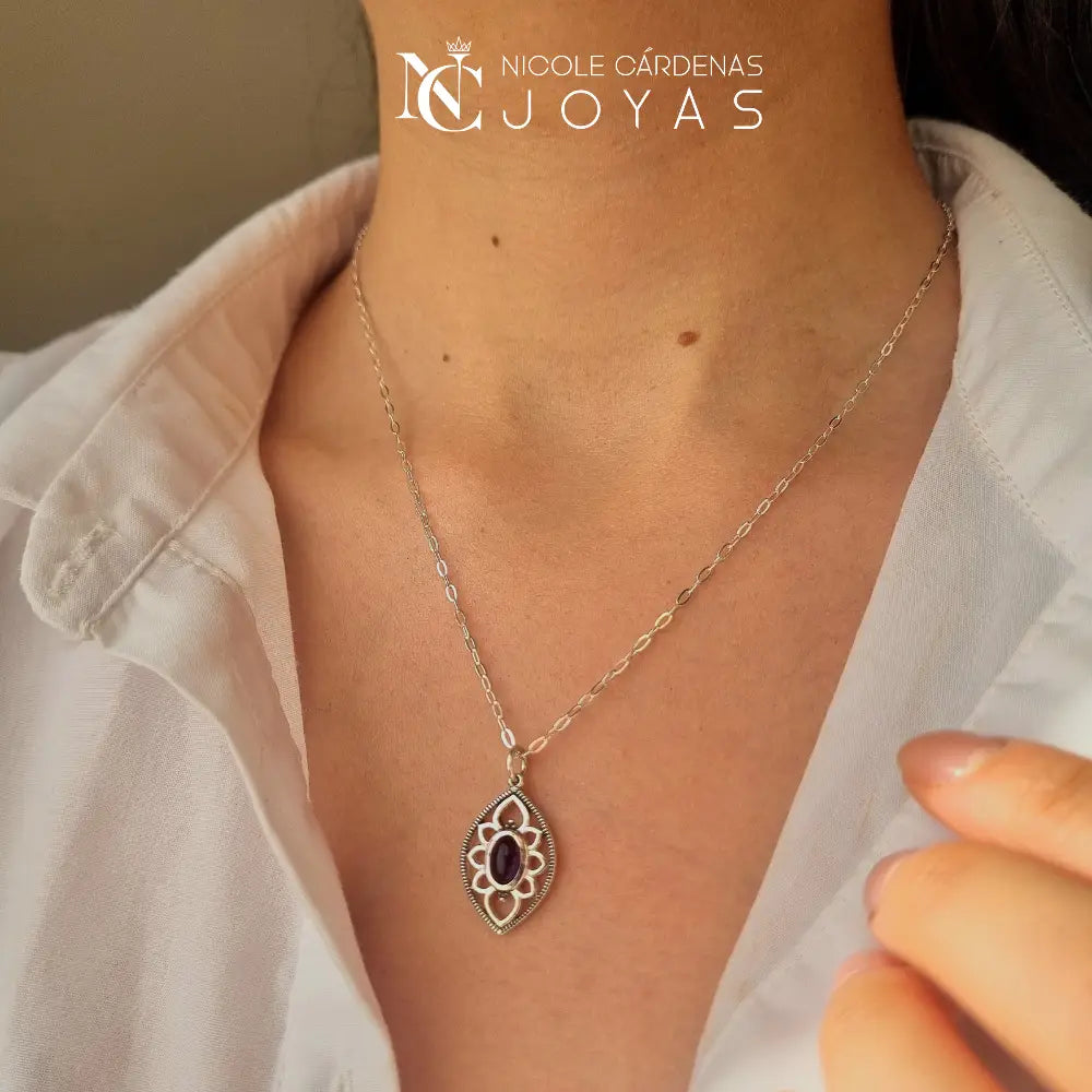 COLLAR OVALADO CON FLOR AMATISTA
