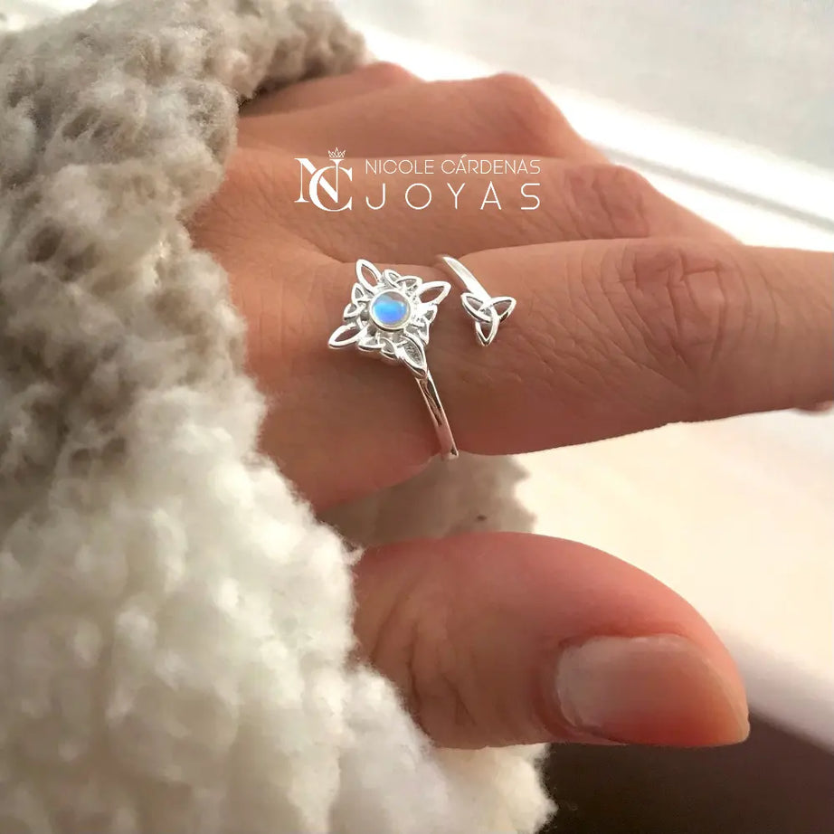 ANILLO NUDO DE BRUJAS CON PIEDRA LUNA Y TRIQUETA