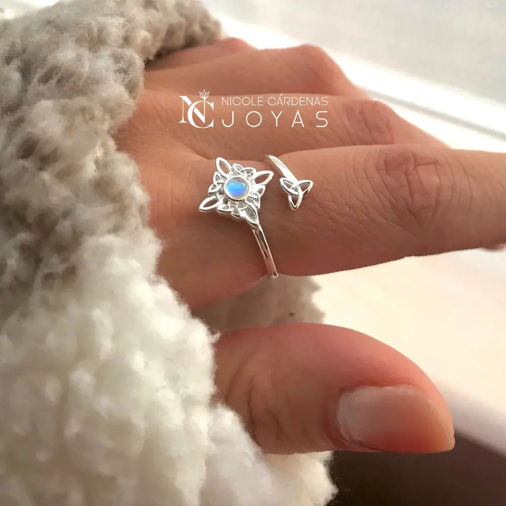 ANILLO NUDO DE BRUJAS CON PIEDRA LUNA Y TRIQUETA