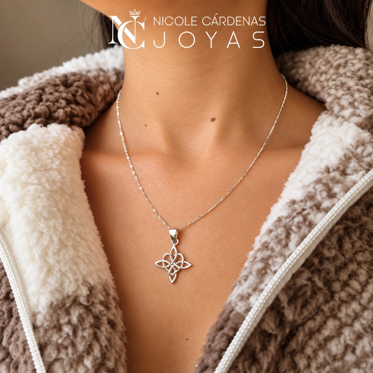 COLLAR NUDO DE BRUJAS CORAZÓN