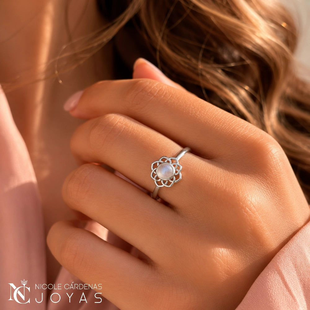 ANILLO FLOR CON PIEDRA LUNA